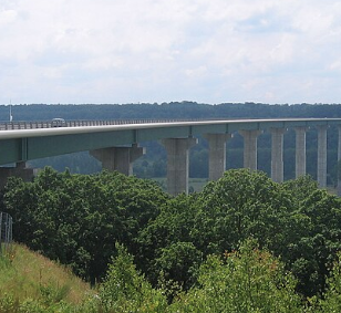 Viaduc de la Risle / the Risle Viaduct carries the A28 autoroute across the valley of the Risle River (la Risle) in Normandy, France. The viaduct is located near Brionne, in the Eure department. Photo: Samish de Normandie/ This file is licensed under the Creative Commons Attribution-Share Alike 4.0 International license.