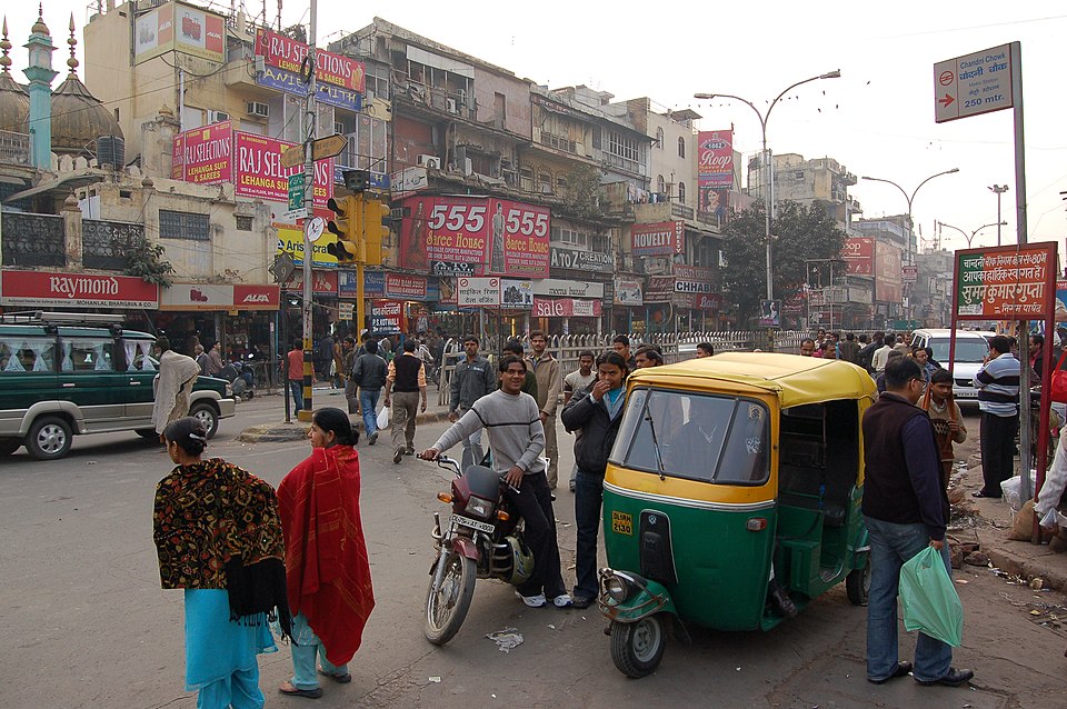 India : Street scene in Chandni Chowk Road, Chandni Chowk, Delhi. Photo: Bahnfrend, Creative Commons Attribution-Share Alike 3.0 Unported
