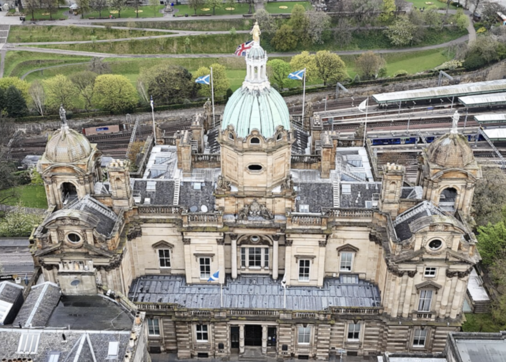 Bank of Scotland's former headquarters on the Mound. Photo Theo Ho (瑞丽江的河水) CC BY-SA 4.0