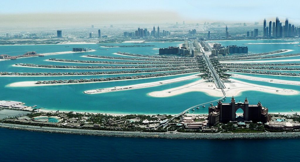 Atlantis Hotel, Palm Jumeirah and Dubai Marina. Photo: Giggel. File licensed under the Creative Commons Attribution 3.0 Unported license